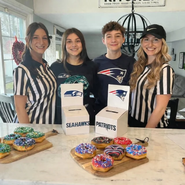 Game day calls for team spirit AND donuts 🏈🍩
Seahawks and Patriots themed donuts available now — perfect for watching the big game! Place your orders today!! 

#superbowl #gameday #tomsriverlocal #donutsforlife #JerseyShoreEats